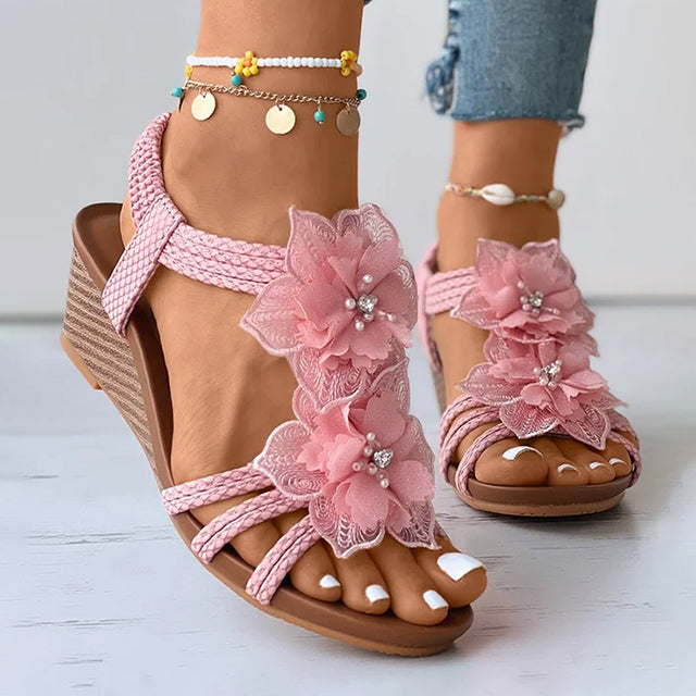 Heidi Mit Floraler Dekoration