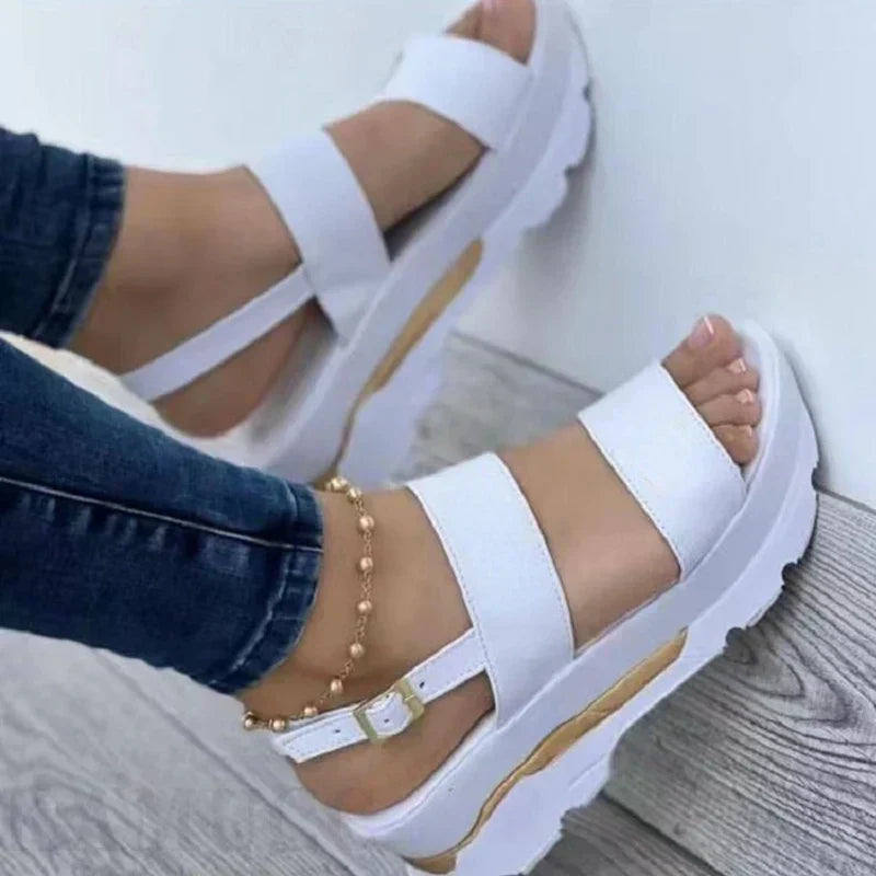 zomerse sandalen met sleehak